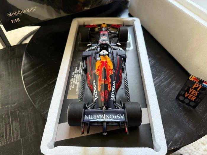 Minichamps 1/18 Redbull Aston Martin Max Verstappen Win Abu Dhabi Serie 247/500 - Immagine 4 di 4