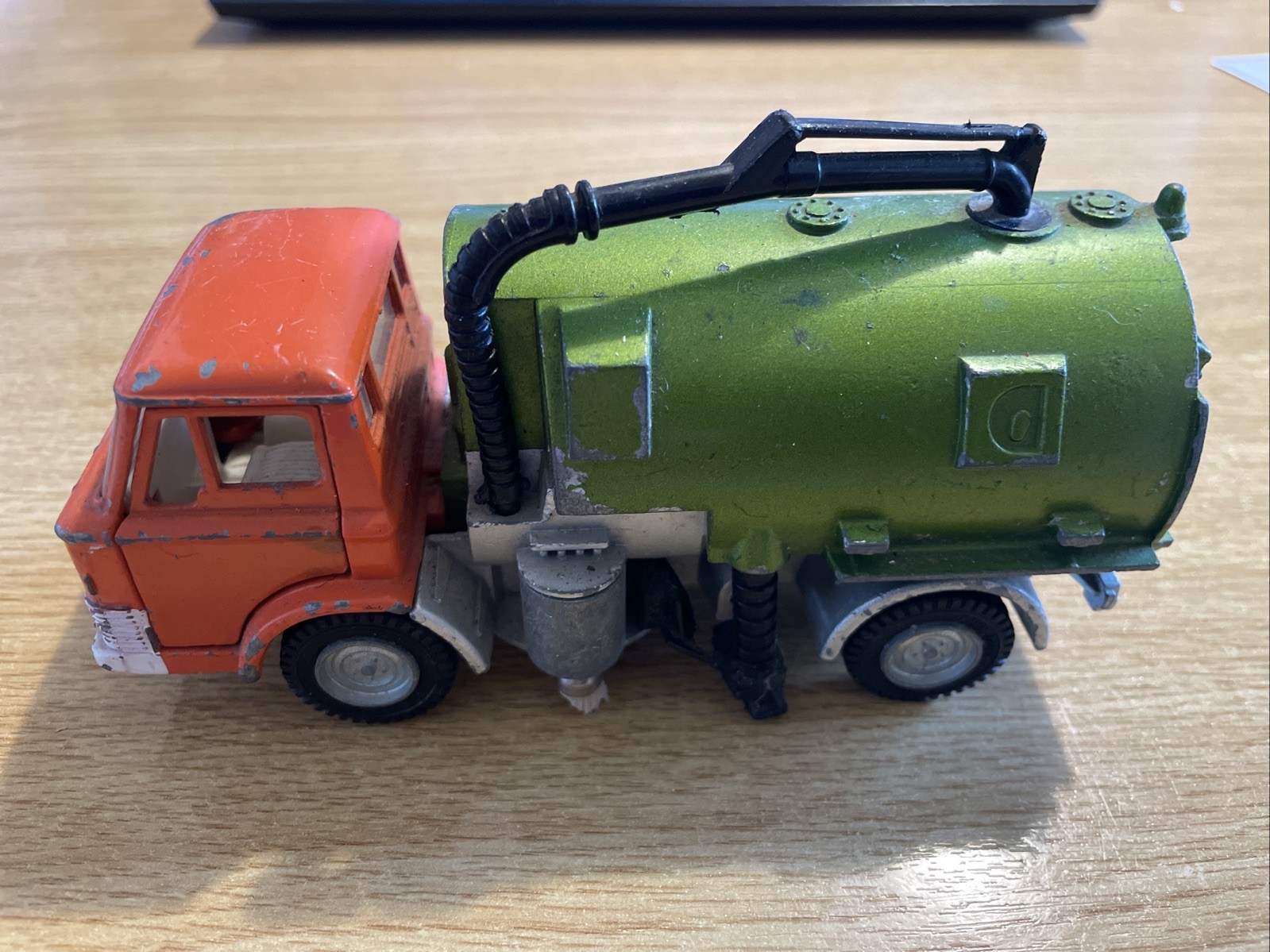 Dinky 451, Johnston Road Sweeper - Free Price Guide & Review
