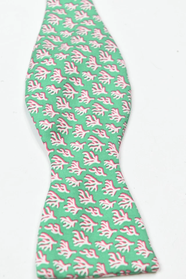 Pajarita Vineyard Vines para hombre talla única verde rojo estampado coral 100 % seda hecha en EE. UU. Foto 2 de 4