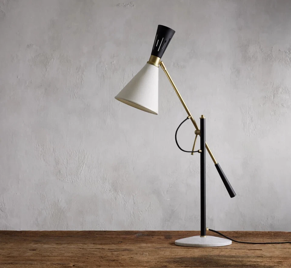 Lámpara de mesa Ramsey estilo mediados de siglo brazo ajustable con pantalla y latón de LD Foto 2 de 4