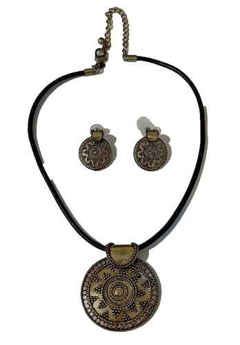 Chicos schwarze Kordel mit silber- und goldfarbener Halskette und Ohrringen Set