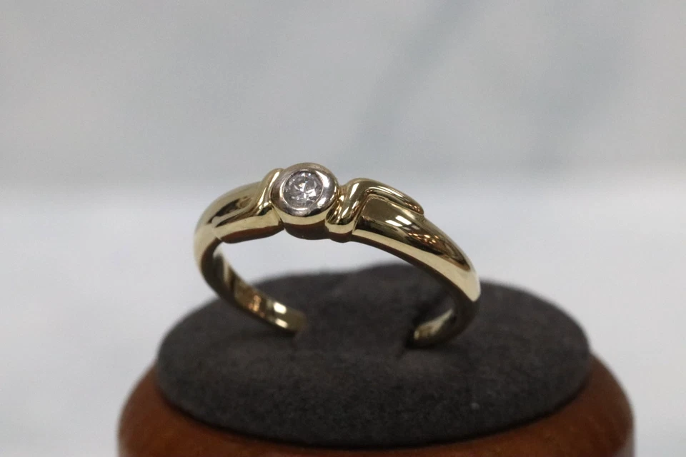 Anillo solitario de diamantes de oro amarillo de 9 quilates - talla P - sello del Reino Unido Foto 2 de 4