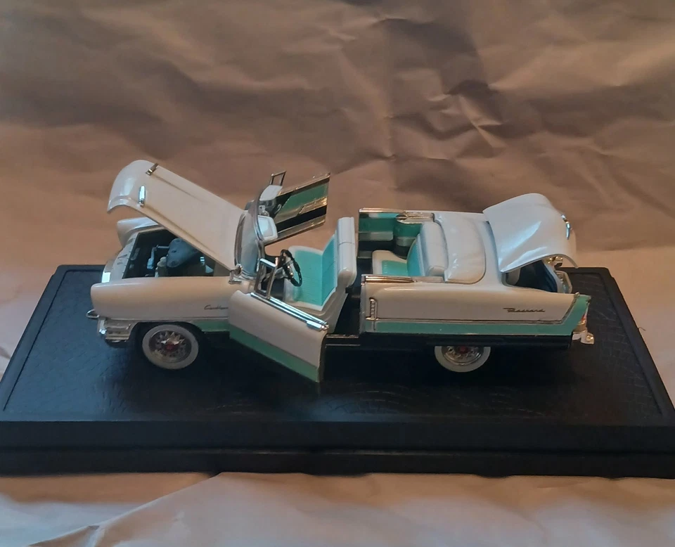 Road Signature 1955 Packard Caribbean White & Aqua Die-Cast 1:32 Scale  - Image 3 of 4