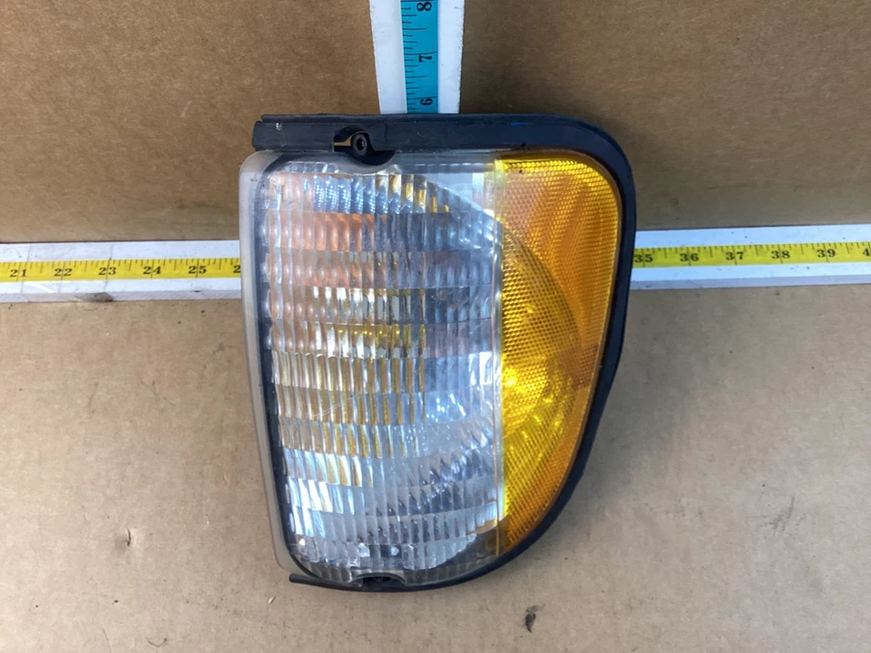 Luz de señal de giro de estacionamiento/esquina del lado izquierdo del conductor Ford E-350 Econoline 1992-2000 Foto 2 de 4