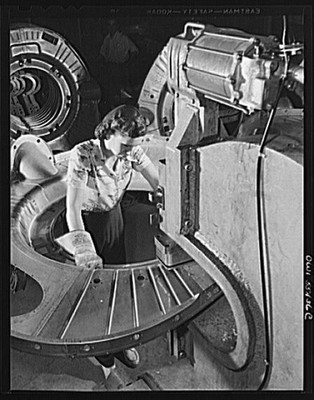 Photo:Woman in Cyclotron Laboratory 1940s Scientific Research Machine