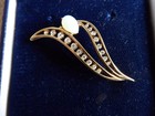 VINTAGE ....VERGOLDET GOLDFARBENE BROSCHE mit OPAL & STRASS AKZENTEN
