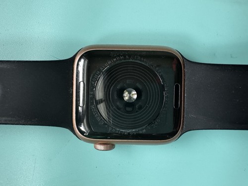 Apple Watch SE (1ère gén.) 40 mm - Bracelet sport noir en aluminium or rose (GPS) - Photo 4 sur 4