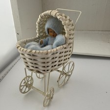 Cochecito de bebé de mimbre para casa de muñecas de colección cochecito de alambre blanco y muñeca Stockinette miniatura