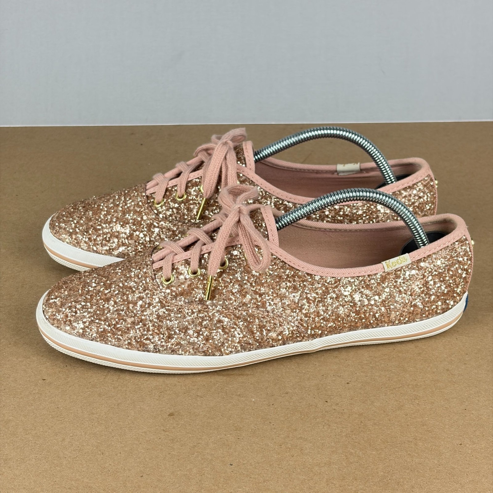 Womens 8.5 Low Top Lace Up
