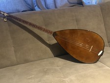 T&uuml;rkische Saz, neuwertig, nur 1 Woche benutzt. Klingt sehr klar. 220&euro; VB.&rdquo;