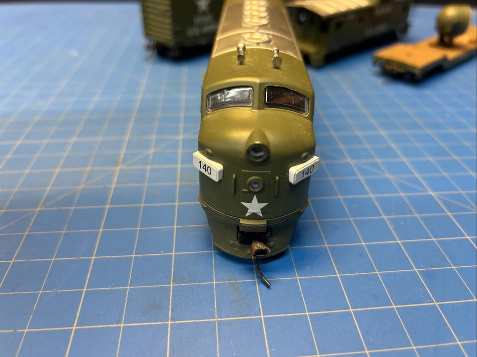 HO Scale POWERED US Army DOD 140 F2A Diesel Loco Caboose Spot Light Box - Image 3 of 4