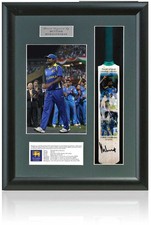 Muttiah Muralitharan Sri Lanka Legend Signed Mini Cricket Bat Display + COA
