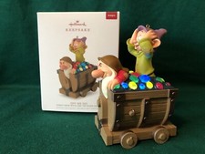 2018 Hallmark Disney Snow White Seven Dwarfs Off We Go - Light Sound Magic NIB