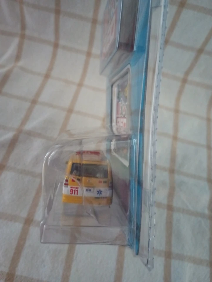 Ambulancia Maisto Scion XB 2008 All Stars roja exclusiva 100 Foto 4 de 4