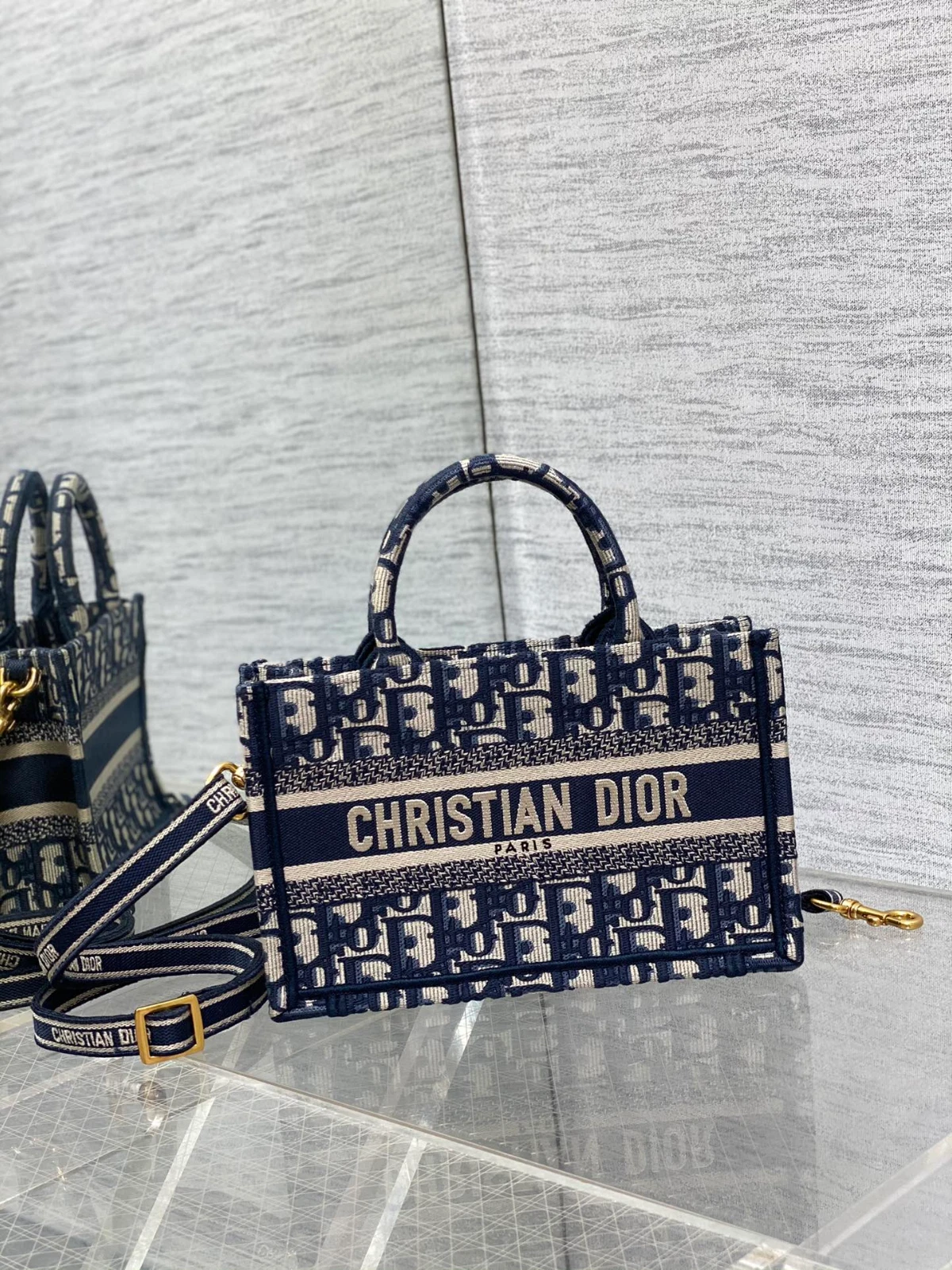 Sac fourre tout Christian Dior mini livre broderie oblique bleu avec sangle   21,5 cm