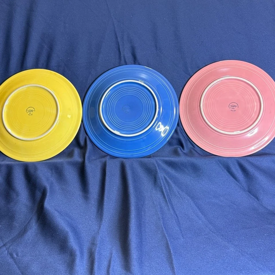 Plato Fiesta Blush Rosa y Azul y Amarillo. Los tres por $35. 10 1/2 pulgadas Foto 2 de 4