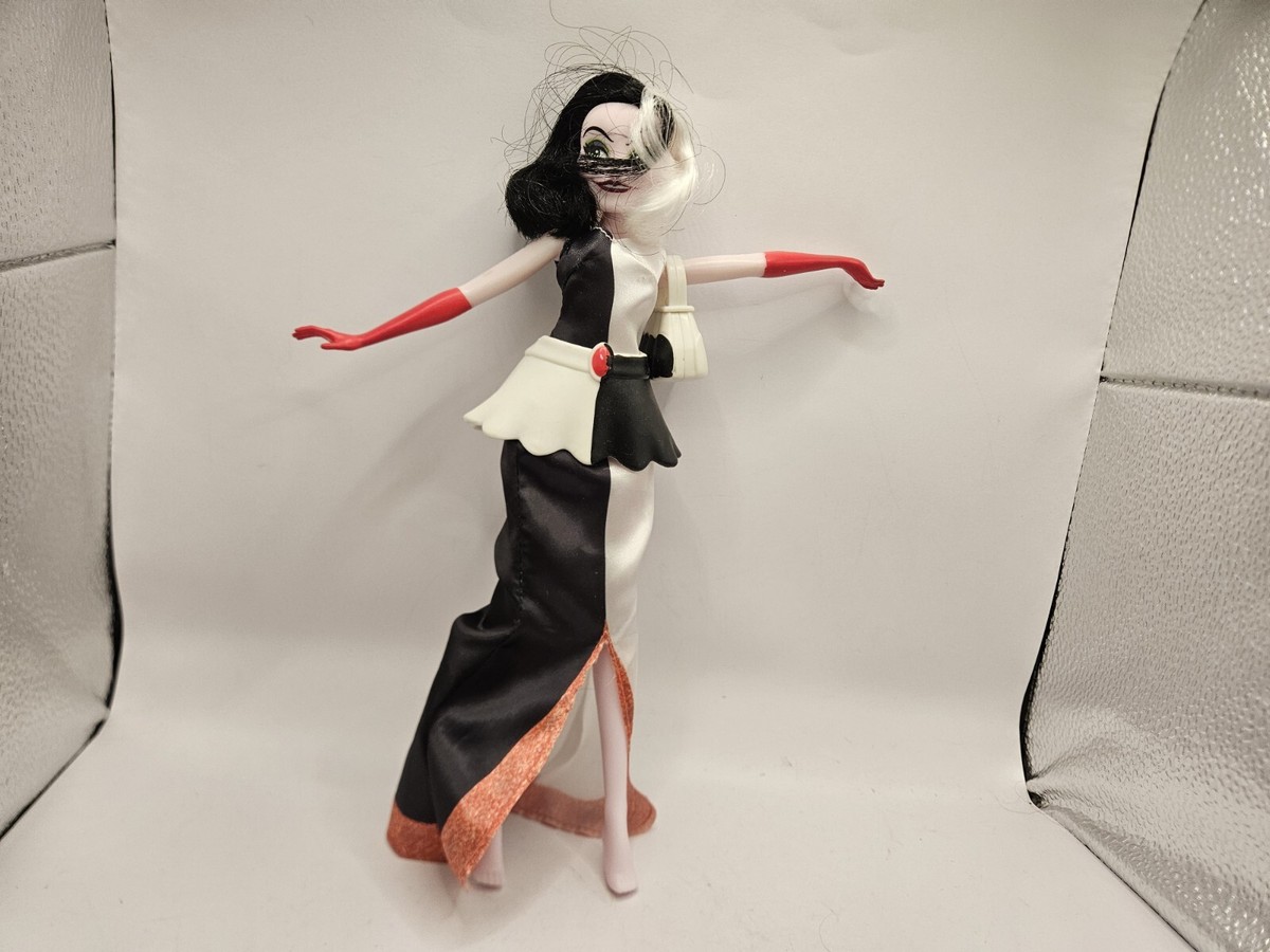 Disney Villains Cruella De Vil 11