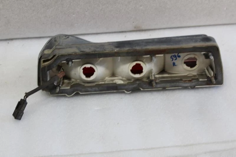 1976 LINCOLN CONTINENTAL MARK IV RIGHT PASSENGER SIDE REAR TAIL LIGHT LAMP - Image 3 of 4