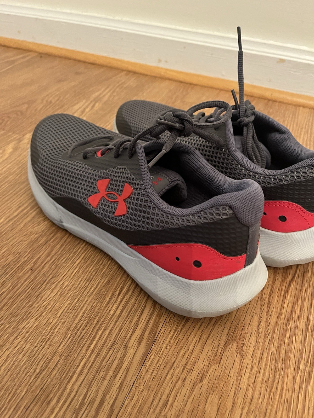 SAOLA Under Armour Charged Surge 4 Scarpe Sneakers Uomo 12 Grigio Rosso