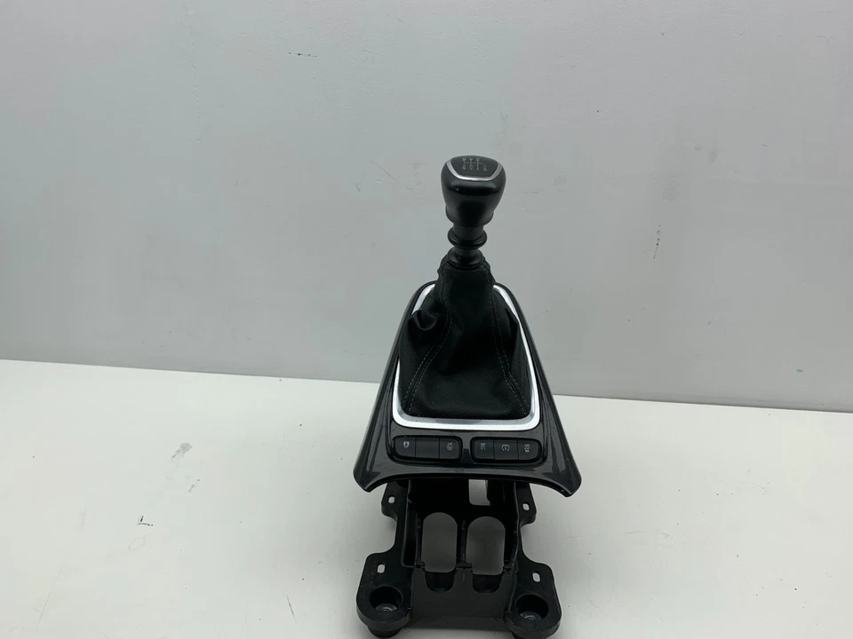 VAUXHALL CROSSLAND X MK1 6 SPEED MANUAL GEARSTICK & SURROUND TRIM 3649354 - Image 2 of 4