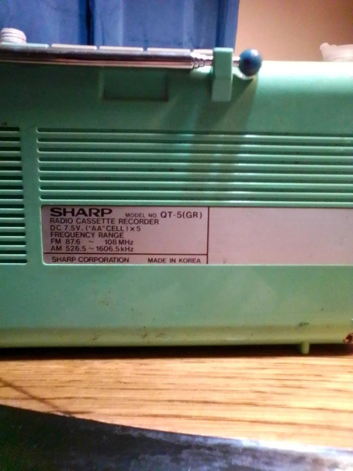 Antigua grabadora de casete de radio Sharp. Reproduce suena genial todo funciona Foto 3 de 4