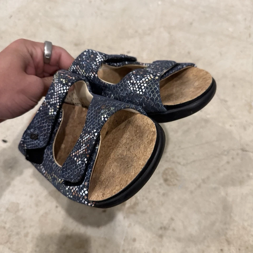 SAS Woman Cozy Leather Gray Multi Snake Tri Pad Comfort Adjust Sandals Size 8M - Image 3 of 4