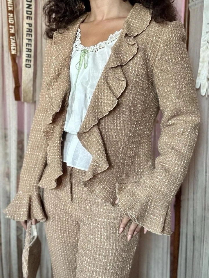 Traje Pantalón Tejido 00s Trina Turk Mezcla Lana Tono Camel Volantes, Talla 6 o S/M Foto 3 de 4