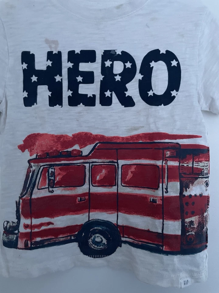 Baby Gap 学步儿童男孩模糊英雄消防车图形圆领 T 恤白色 5T — 第 4/4 张图片