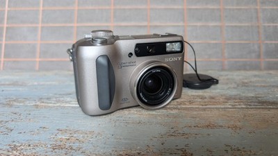 Sony Cyber-shot DSC-S75   3.3MP CCD with 2.0 Carl Zeiss Optics