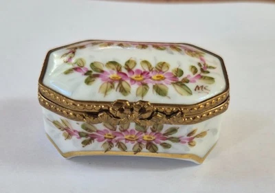 Boîte pilulier en porcelaine de Limoges peint à la main. Fleurs or - Photo 1/4