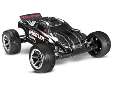 Traxxas 37054-8 Rustler 2WD Stadium Truck schwarz RTR mit Akku und 4A USB Lader