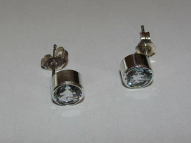 Conjunto de pendientes de plata de ley con bisel de aguamarina facetada piedra de nacimiento marzo Foto 2 de 4