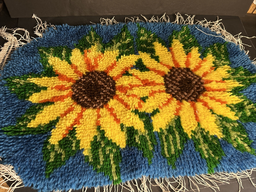 Vintage Sunflower Rug Wall Hanging Blue Background Completed Needs Edging 17x26" - Picture 2 of 7
