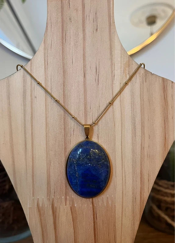 Collier Lapis Lazuli 5A et chaîne dorée : l'éclat d'un cabochon d'exception