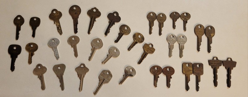LOT OF 34 VINTAGE KEYS - NATIONAL KEY - COLE NATIONAL - USA BRASS INCL. 7 PAIRS