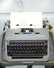 1958's SM3 OLYMPIA De Luxe Typewriter ~ Gray w/ Brown Keys ~ Metal Case 1088826 thumbnail