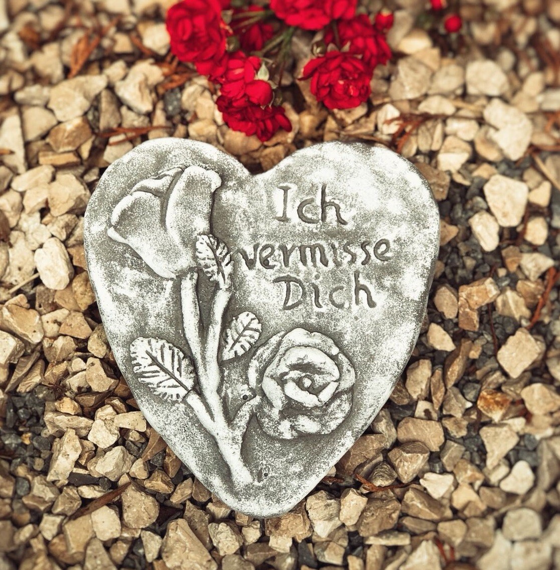 Grabherz Spruch - Ich vermisse Dich - Grabschmuck Steinguss Herz 3D Rose dunkel