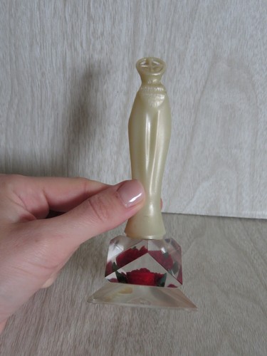 Vintage Bircraft Madonna Preghiera Lucite Rosso Rosa Fiore Base Intagliata 4,75" LEGGI - Foto 8 di 18