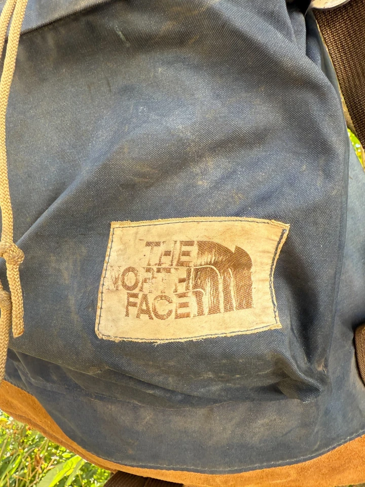 MOCHILA VINTAGE THE NORTH FACE Etiqueta Marrón Años 70 CUERO INFERIOR Marco Interno Foto 2 de 4