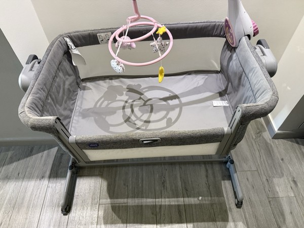 Chicco Next2Me Magic Evo Culla - Dark Grey Next To Me Con Materassino E Cuscino-image