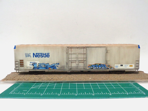 Walthers HO Custom Weathered w/Graffiti 70' Cryogenic Reefer BNSF/Nestle #790002 - Picture 6 of 11