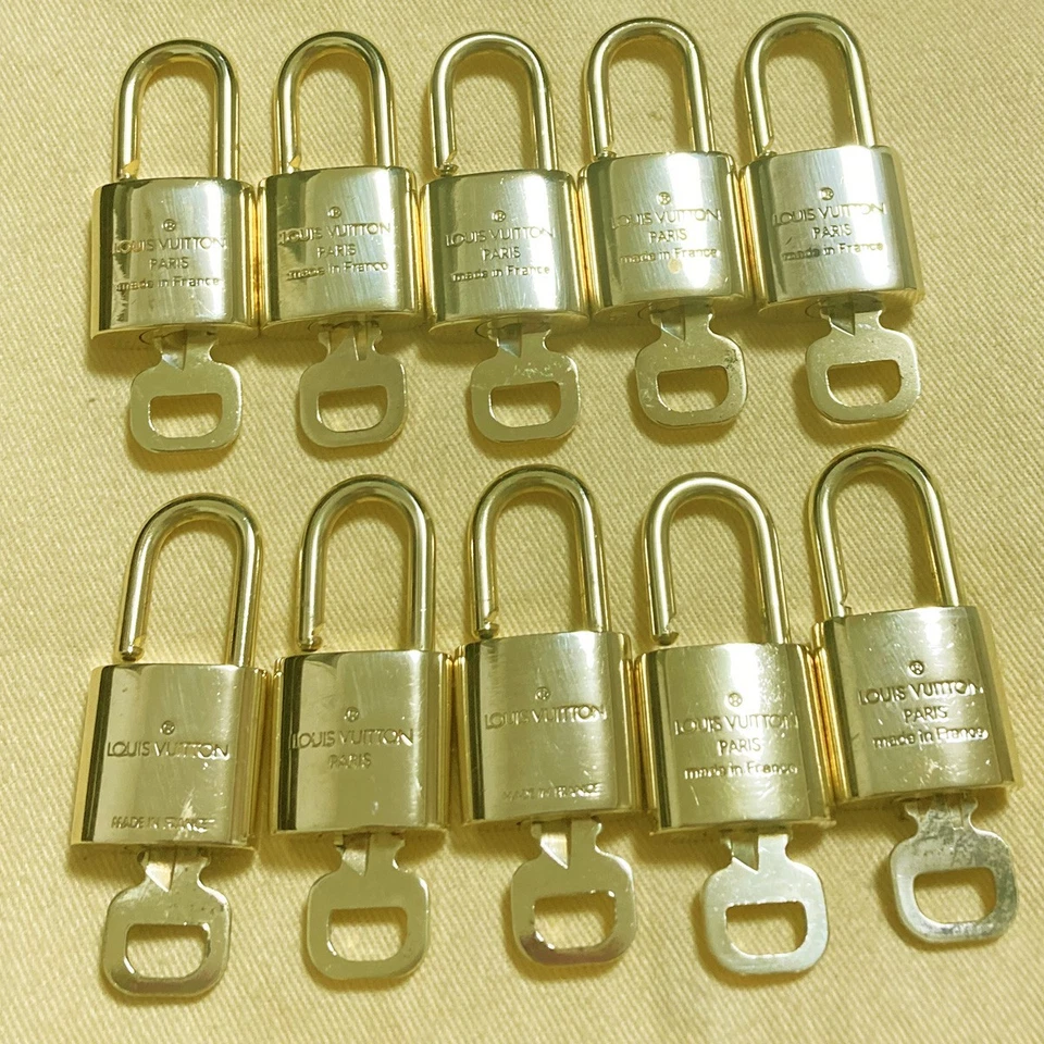 LOUIS VUITTON LV 10 КОМПЛЕКТ ЗАМОК КЛЮЧ ПОДВЕСКА CADENA ПОЗОЛОЧЕННЫЙ ФРАНЦИИ 37PDA300 - Изображение 2 из 4