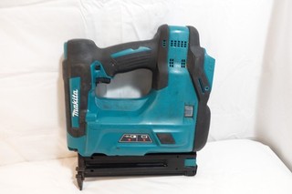 MAKITA 18V CORDLESS 18GA BRAD NAIL GUN 5/8" 2" ( TOOL ONLY) MODEL # XNB01
