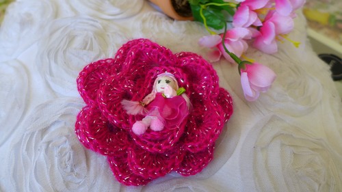 Broche broche flor acrílico rosa ganchillo hecho a mano embalsado sin metal regalo - Imagen 6 de 9