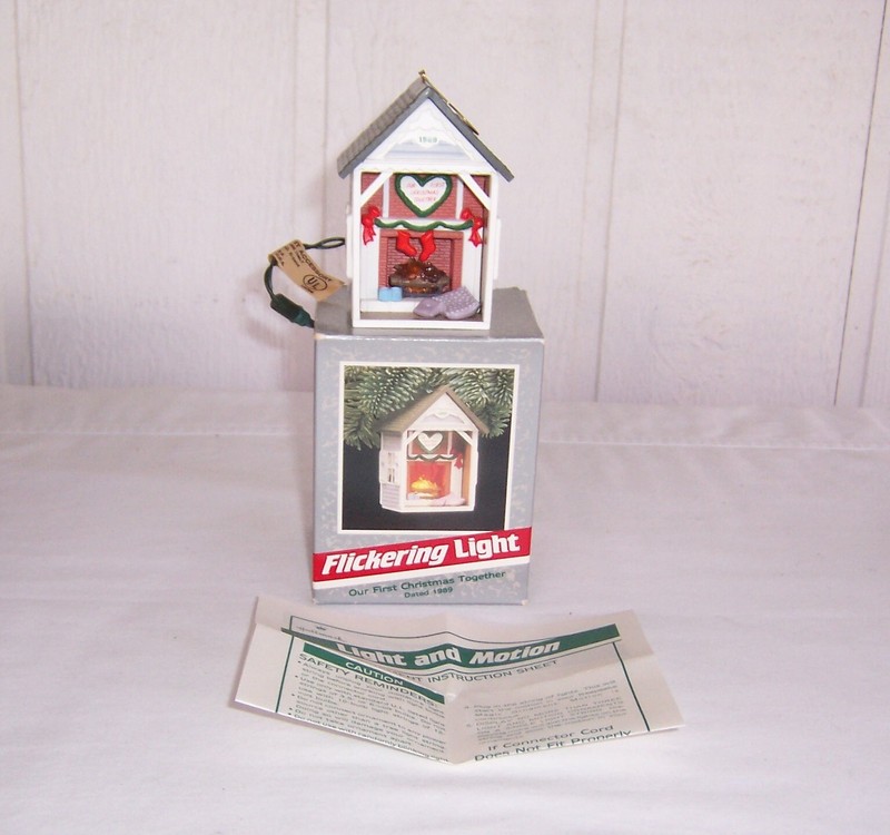 1989 HALLMARK MAGIC KEEPSAKE FLICKERING LIGHT OUR FIRST CHRISTMAS ORNAMENT