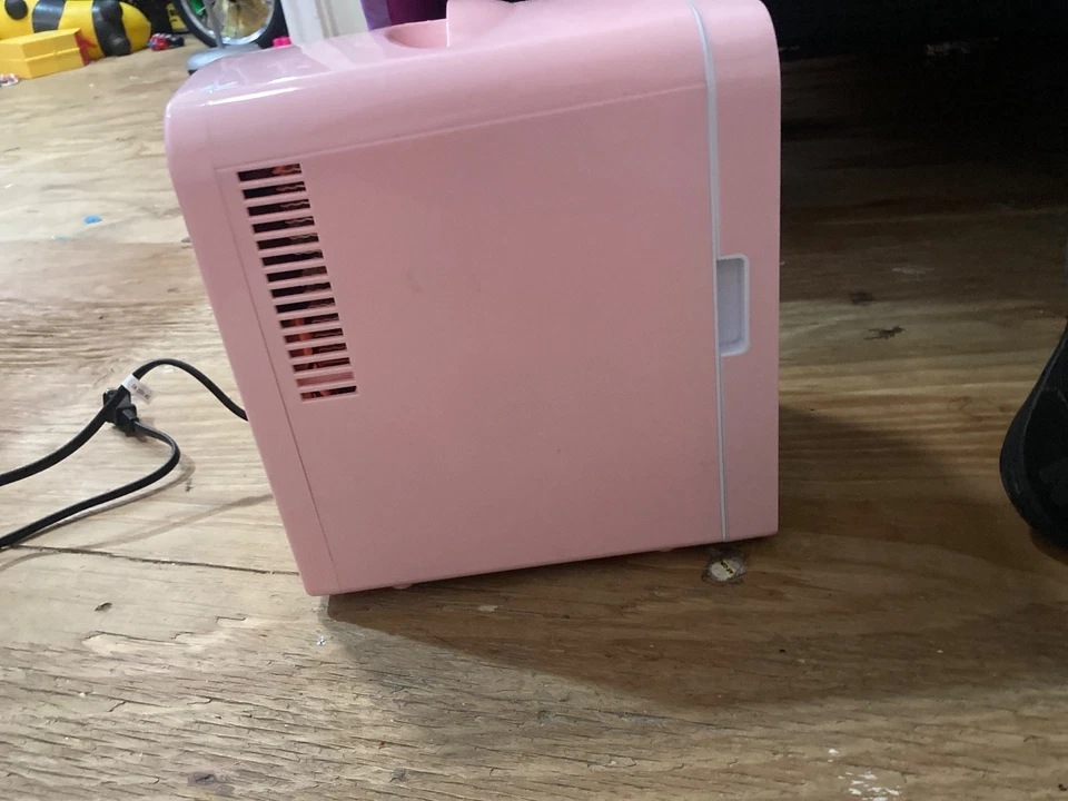 Mini refrigerador personal K6101WH 6L con iluminación LED Foto 2 de 4