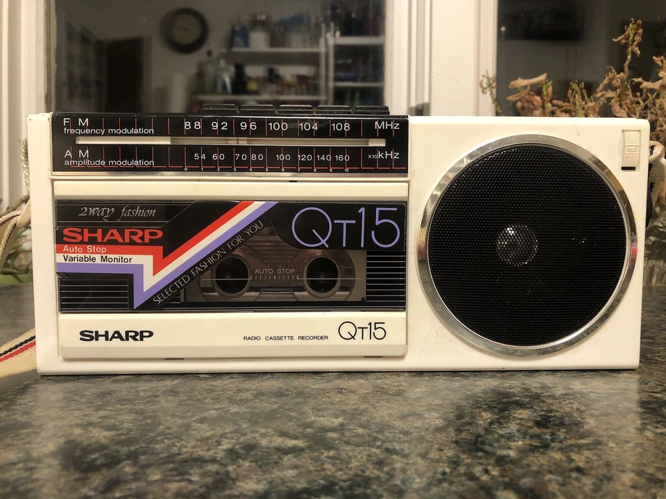 Raro reproductor y grabadora de radio casete Sharp QT-15W de 1980 ¡ESCASO BONITO! Foto 3 de 4
