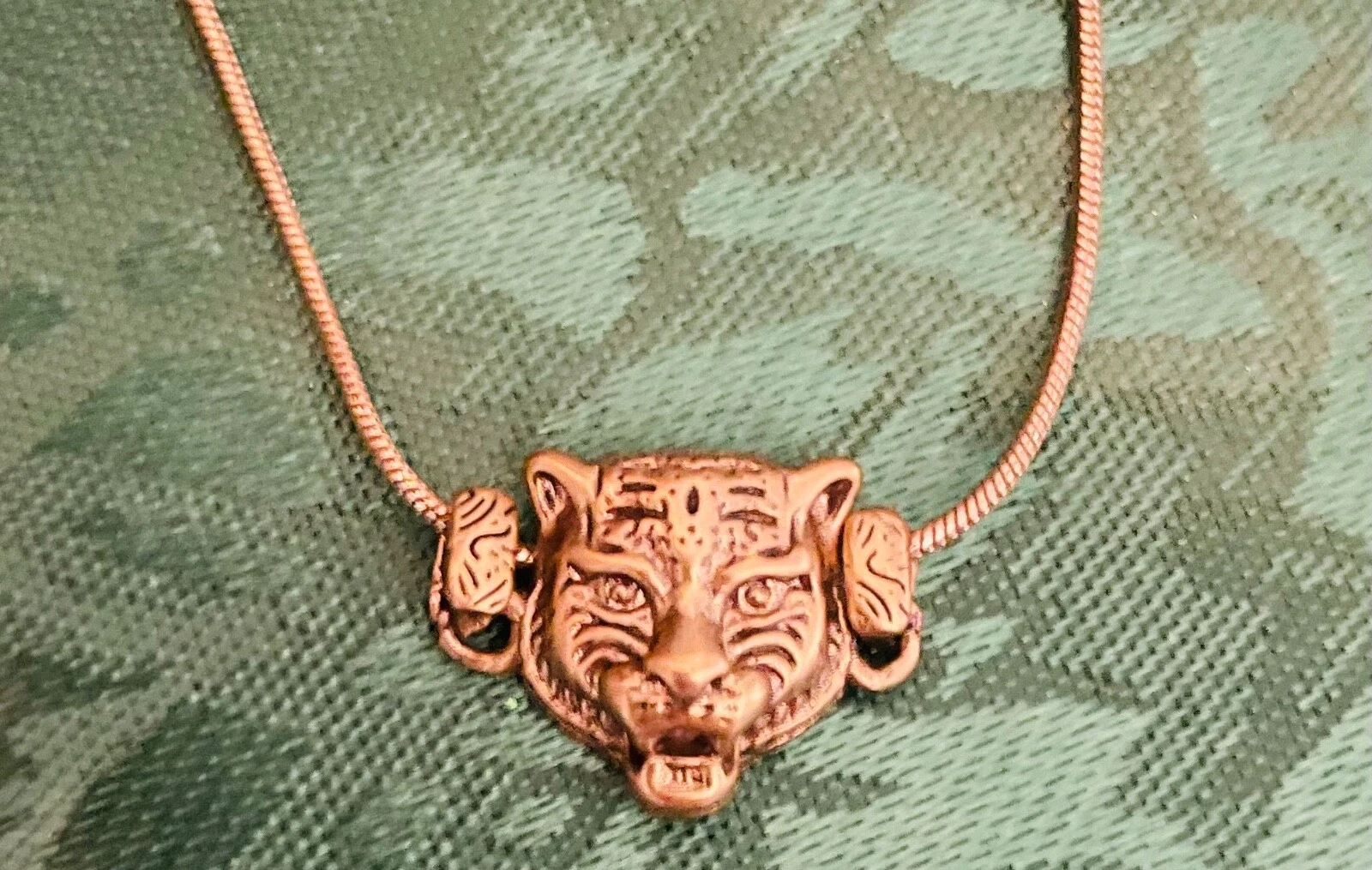 Superbe Gucci chat en colère sur une chaîne serpent avec énorme fermoir Gucci