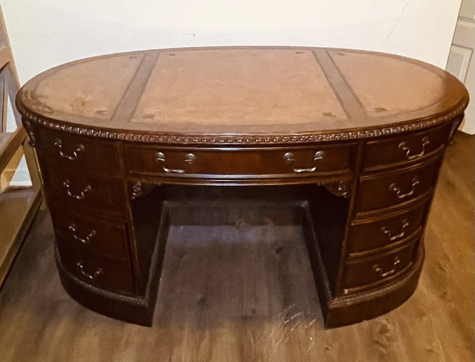 Escritorio ejecutivo Ellis Line By Sligh ovalado de caoba Foto 2 de 4