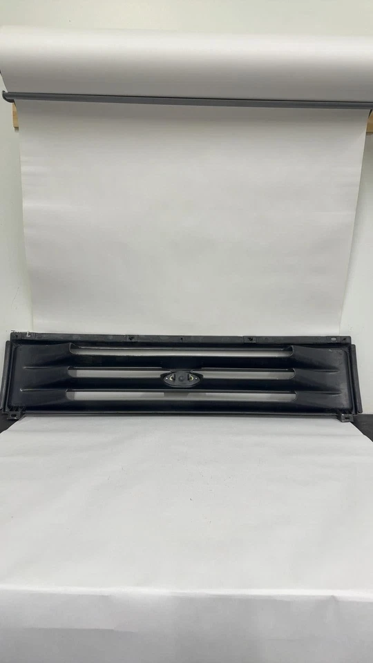 Ford Aerostar 1989-91 parrilla sin equipamiento deportivo; moldura cromada Foto 2 de 4